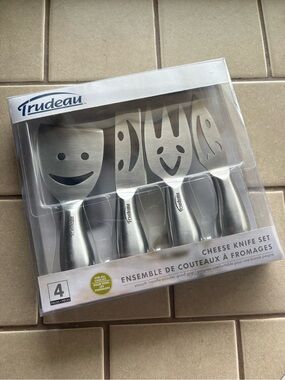 Trudeau Smiling Faces Cheese Knife Set (Set of 4) New, in box !
